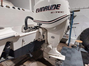 Boston Whaler 240 Outrage